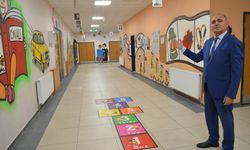 Bu okulda öğrenciler hayatı koridorlara çizilen resimlerle öğreniyorlar