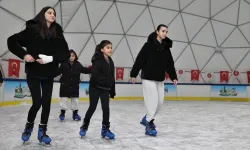 Keçiören'de sömestir eğlencesi gerçek buz pistinde