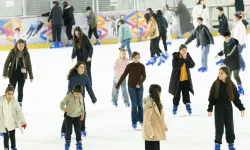 Öğrencilerin buzda karne sevinci