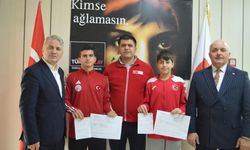 Darıca’da yaşayan milli tenisçi kardeşlerden Kızılay’a 102 bin TL’lik bağış