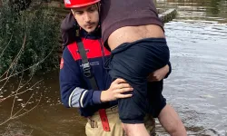 İtfaiye eri vatandaşı sırtında taşıdı