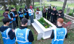 Kocaeli'de gençlerden şehitliğe saygı görevi