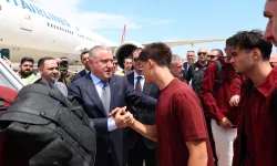 Bakan Bak millileri uğurladı
