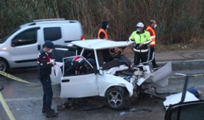 İZMİR - İki otomobilin çarpıştığı kazada 3 kişi öldü, 3 kişi yaralandı