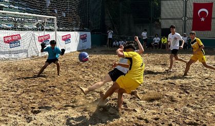 Gölcük'te 'kum futbolu' heyecanı