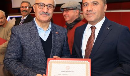 Eğitimci Turan Atilla'ya Hizmet Şeref belgesi