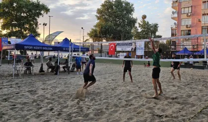 Gölcük'te kum üzerinde şenlikli turnuva başladı