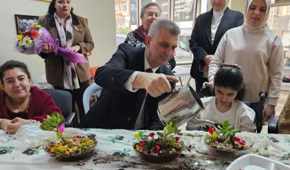 Kocaeli Gölcük'te çiçekler engelleri aştı