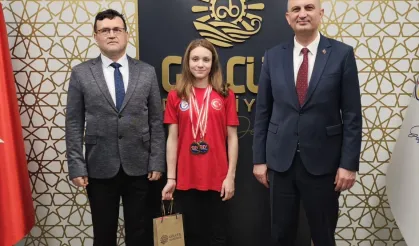 Gölcüklü şampiyon milli yüzücüden Başkan Sezer'e ziyaret
