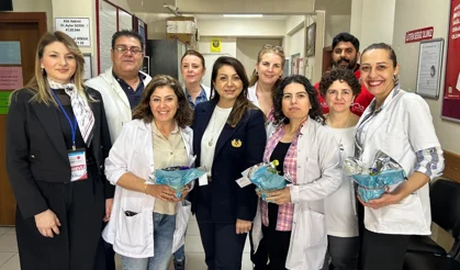 İzmit Belediyesi'nden ebelere anlamlı ziyaret