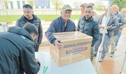 Kocaeli Büyükşehir, balıkçılara malzeme dağıttı