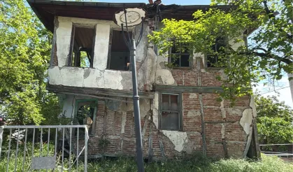 Gölcük'te riskli metruklarda yıkıma devam