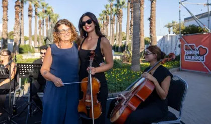 Kızı keman çaldı, anne yönetti