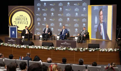 GTÜ Rektörü Başiskele Kariyer Zirvesi'nde gençlerle buluştu