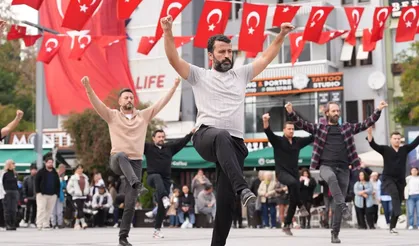İzmit'ten Cumhuriyet'e 41 kişilik zeybekli selam