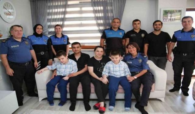 Görme engelli kardeşlere polislerden özel ziyaret