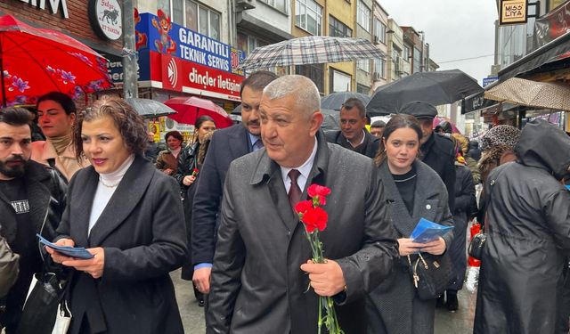 İYİ Parti adayı Sadık Güvenç 8 Mart dünya kadınlar gününde 8 bin gül dağıttı