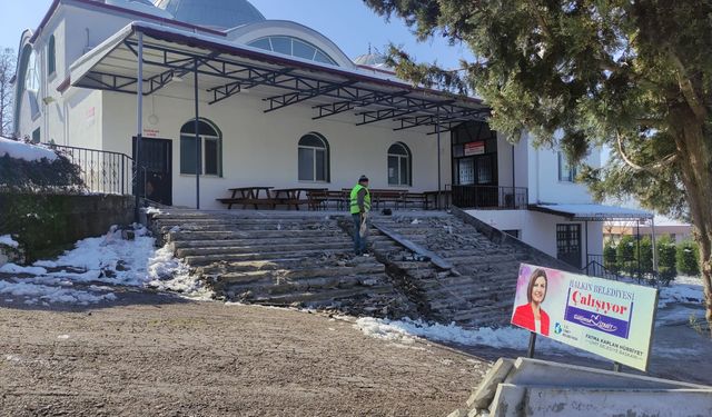 Başkan Hürriyet söz verdi, yaptı, Nene Hatun Camii’nde merdivenler yenileniyor