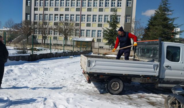 İzmit Belediyesi buzlanmaya karşı çalışmalarını sürdürüyor