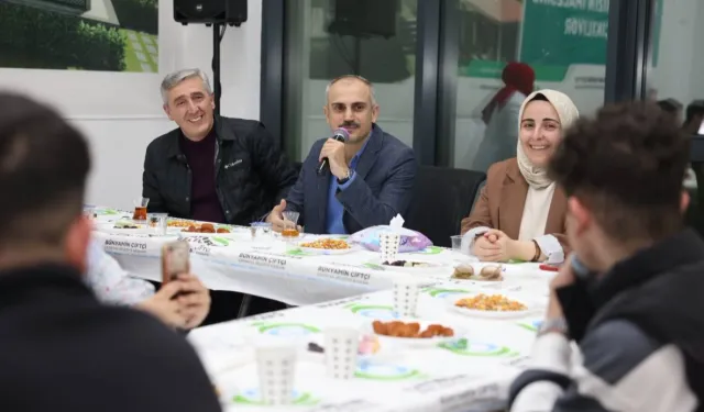 Çayırova'da Başkan gençlerle çay sohbetinde