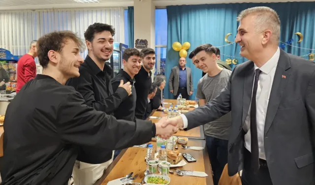 Gölcük'te Başkan Sezer üniversiteli öğrencilerle iftar yaptı