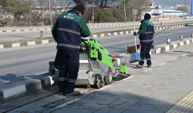Kampüs yolundaki bisiklet yolu yenileniyor