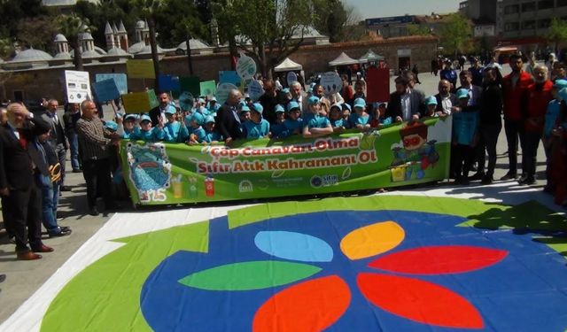Gebzeli çocuklardan büyüklere anlamlı çağrı: “Çöp canavarı olma, sıfır atık kahramanı ol”