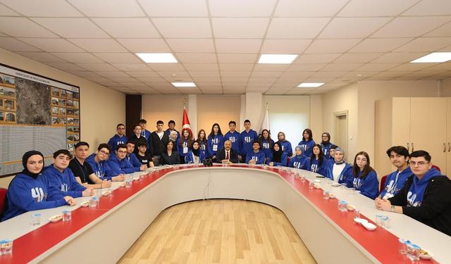 41 Genç’i başarılı öğrencileri Başkan Büyükgöz’e konuk oldu