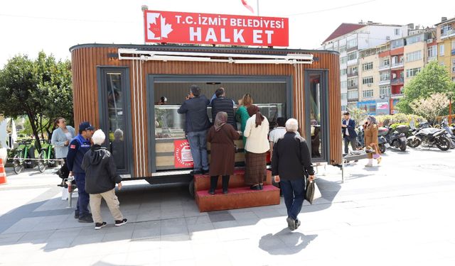 İzmit Halk Et Mobil  belediye meydanında