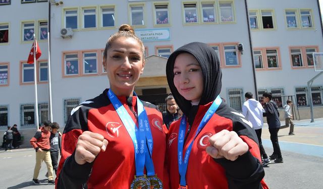 Gebzeli tekvandocu beden eğitimi öğretmeniyle öğrencisi başarıdan başarıya koşuyor