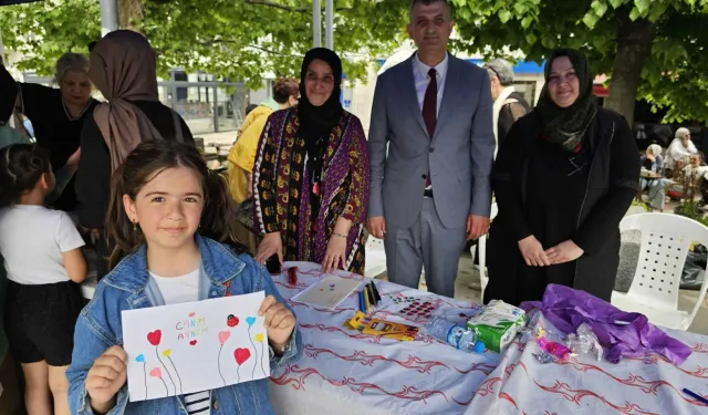Gölcüklü çocuklar elleriyle annelerine hediye yaptı