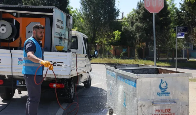 Çayırova'da çöp konteynerleri yerinde yıkanıyor
