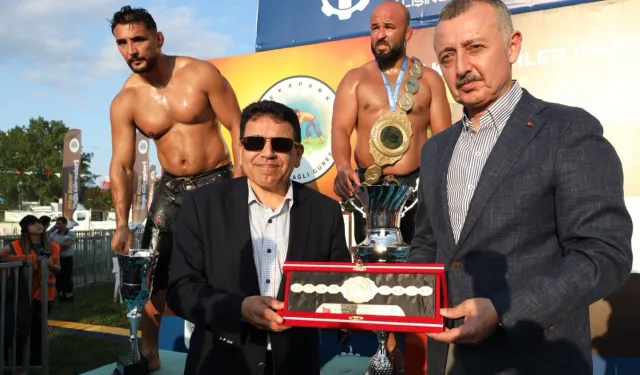 Kocaeli yağlı güreşlerde başpehlivan Orhan Okulu oldu