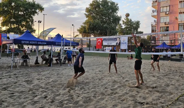 Gölcük'te kum üzerinde şenlikli turnuva başladı