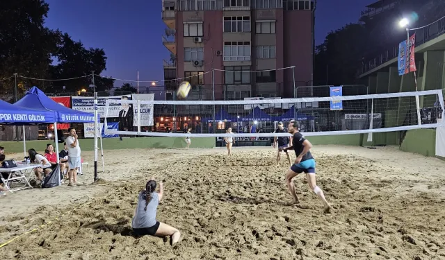 Gölcük’te plaj voleybolu turnuvası büyükler kategorisinde sona erdi