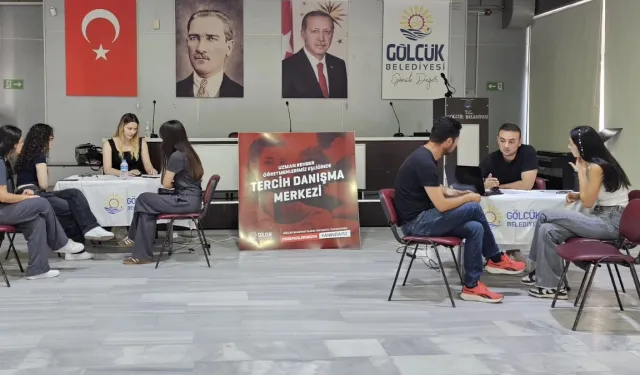 Gölcük'te tercih merkezi gençlerin yanında
