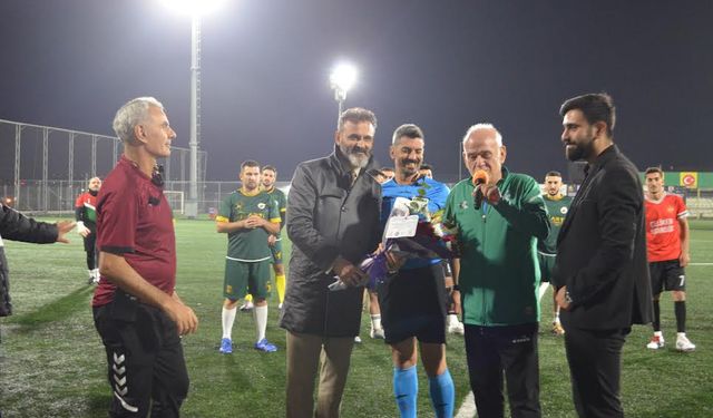 Ahmet Çakar ile Deniz Ateş Bitnel Darıca’da amatör futbol maçı yönetti
