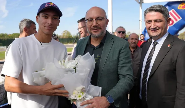 Dünya Şampiyonu Razgatlıoğlu'nu çiçeklerle karşıladılar