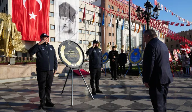 Keçiörenliler Ata'ya saygı için meydanda buluştu