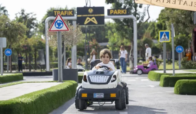 Çocuklar Trafik Parkı'na akın etti