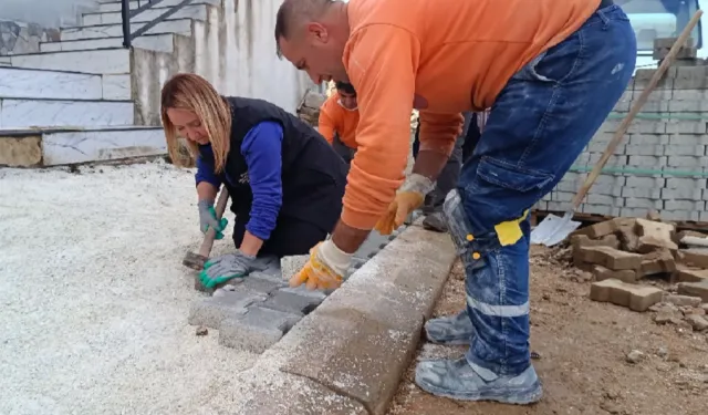 Kadın Başkan kaldırım taşlarını döşedi