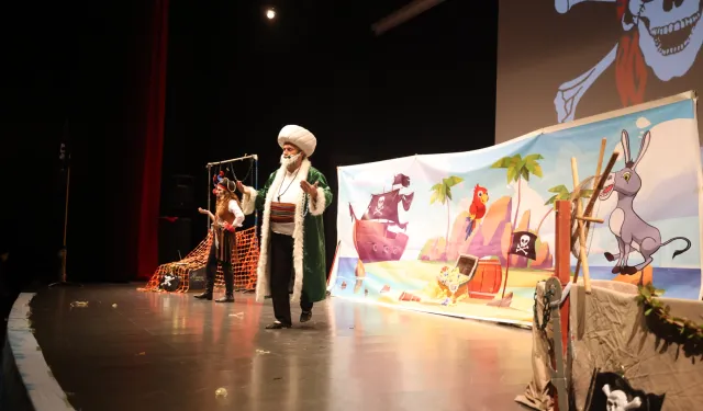 Çayırova'da çocuklar tiyatroyla ara tatilin keyfini çıkardı