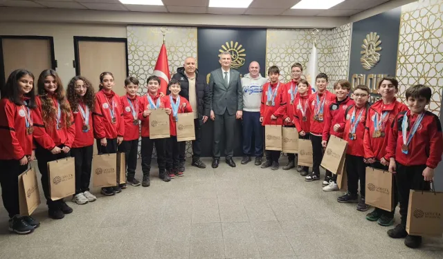 Başkan Sezer Gölcük Belediyesporlu yüzücüleri ağırladı