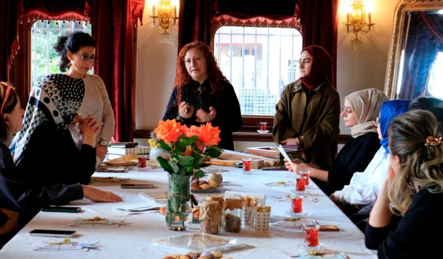 Kağıda taşınan gül figürleri Kocaeli'de sanatseverleri etkiledi