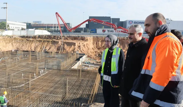 Çayırova'nın yeni meslek lisesinde temel betonu seriliyor