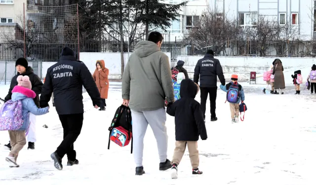 Keçiören'de karla mücadele ekipleri okulları güvende tutuyor
