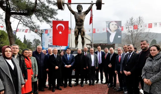 Cep Herkülü'nün heykeli dikildi