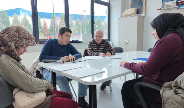 Çayırova'da görme engelli bireylere Kur'an-ı Kerim dersi