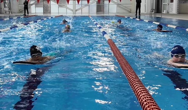 Çayırova'da yüzme havuzuna 20 bin kişi ilgi gösterdi