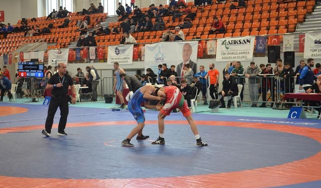 Genç güreşçiler Darıca’da buluştu